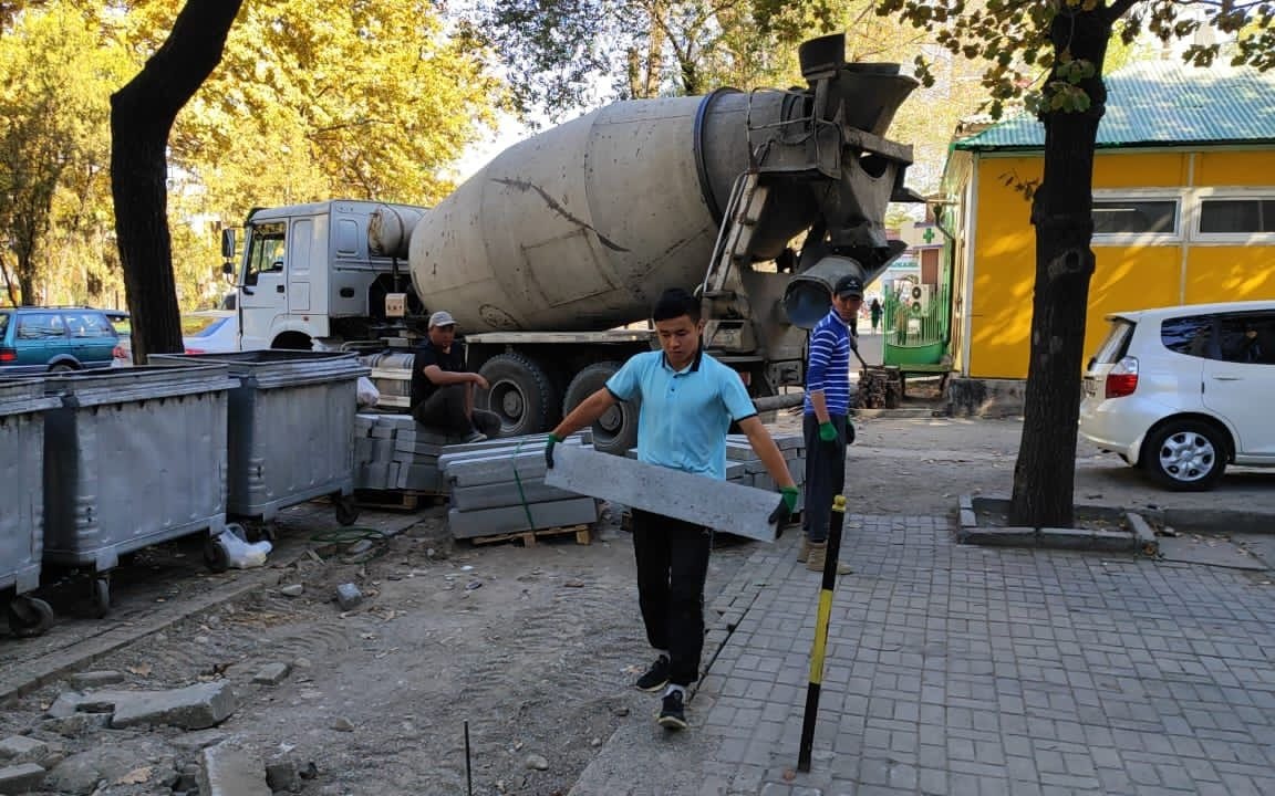 «Бишкекасфальтсервис» завершает ремонт тротуара на улице Фрунзе