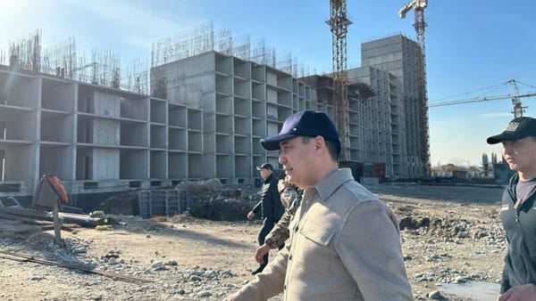 Садыр Жапаров осмотрел строительство домов на месте колонии №47
