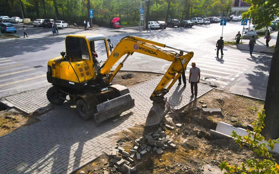 Ремонт тротуаров по Логвиненко завершат к концу сентября