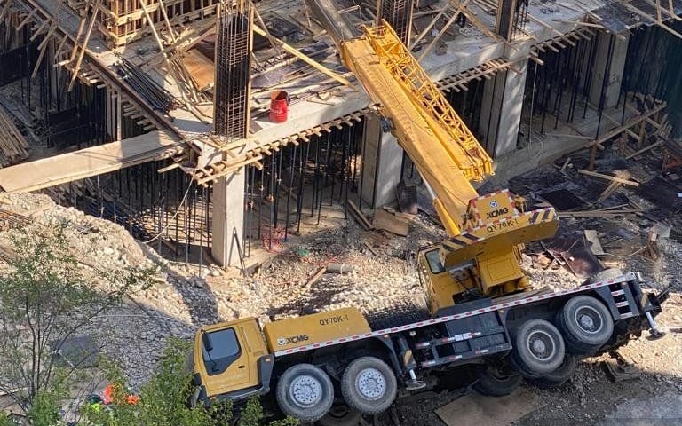 При строительстве ЖК «Эркиндик Авеню» упал автокран