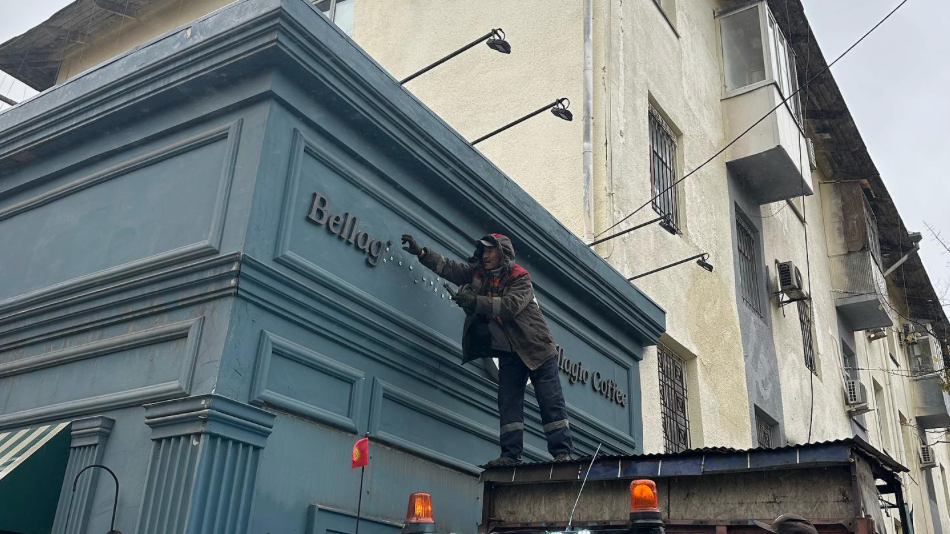 Нурдан Орунтаев демонтировал вывеску кофейни «Bellagio», так как она была не на кыргызском языке