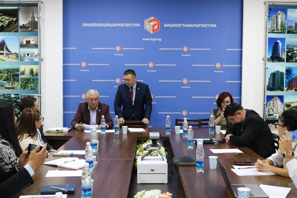 Урмат Карыбаев поучаствовал в совещании по развитию жилмассивов Бишкека