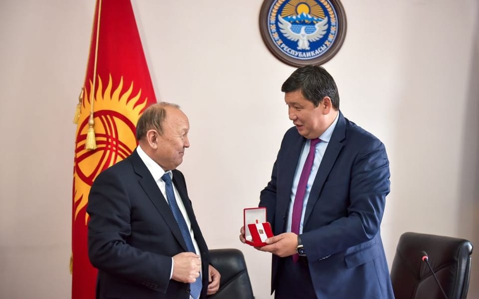 Прощание с Эмилбеком Абдыкадыровым: экс-мэра наградили золотым значком