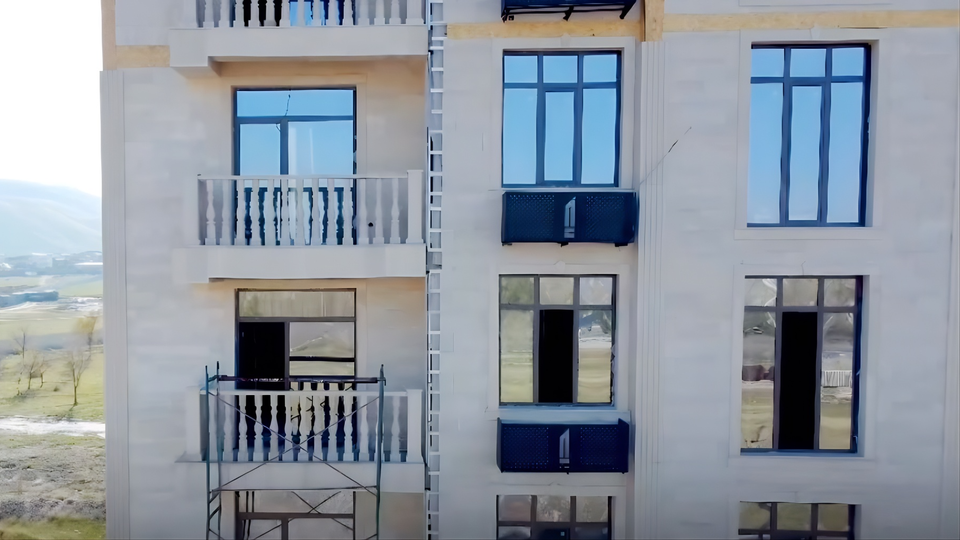 В первом блоке ЖК «Pamir Residence» устанавливают балконы и двери