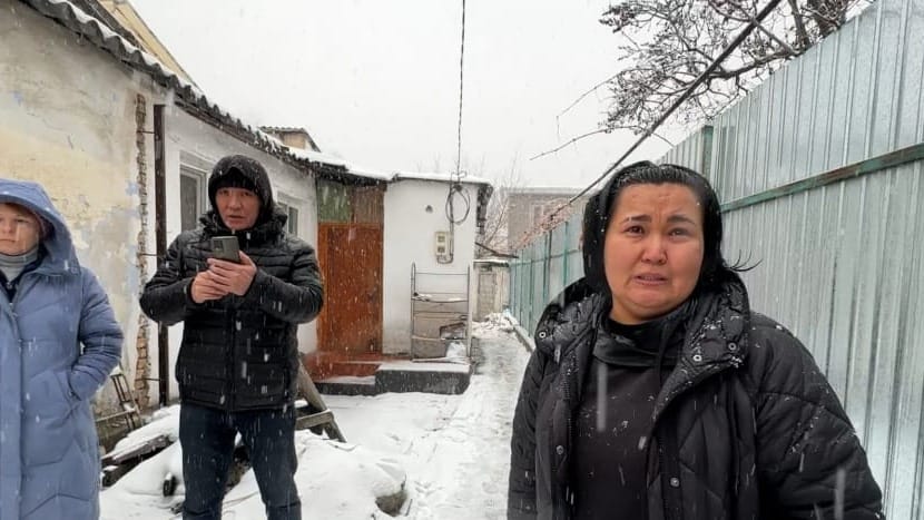 Бишкекчанка обратилась за помощью к Садыру Жапарову – сосед разрушил часть ее дома