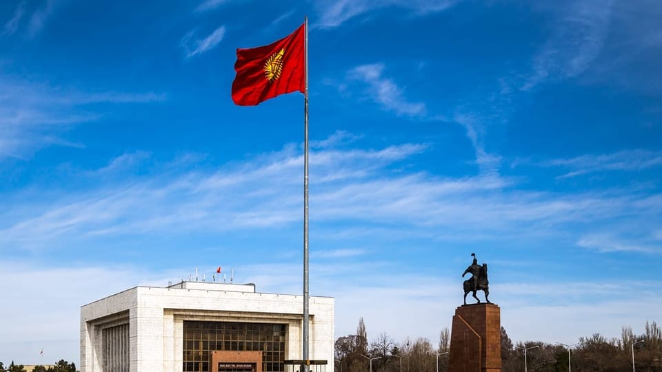 Мэрия Бишкека объявила конкурс на разработку нового флагштока на площади «Ала-Тоо»