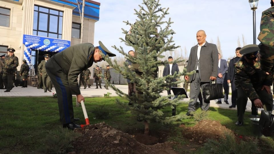 Камчыбек Ташиев открыл здание ГКНБ в Чуйской области и посадил елку