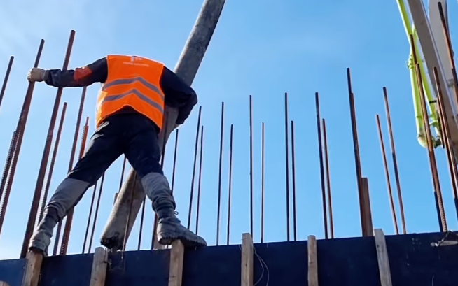 В ЖК «Көчмөн Сити» идут бетонные работы